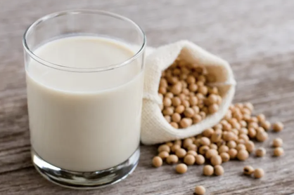 一杯豆漿含有300毫克的鈣，與一杯牛奶的鈣含量相同。Getty Images
