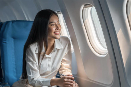 飛機的靠窗座位是許多旅客認為最舒適的位子，但須提防紫外線對皮膚的傷害。取自Shutterstock/Natee Meepian