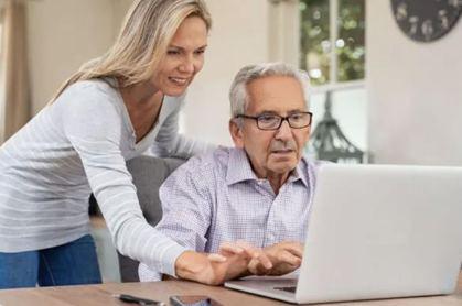 研究發現適度和經常使用網路似乎對年長者的認知能力有所幫助。Getty Images