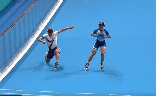 在南韓選手高舉雙手慶祝時，黃玉霖(左)奮力伸長腳，提前對手0.01秒壓線。(擷自X)