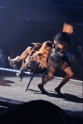 玛丹娜在舞台上摔倒 被发现疑似对嘴演唱