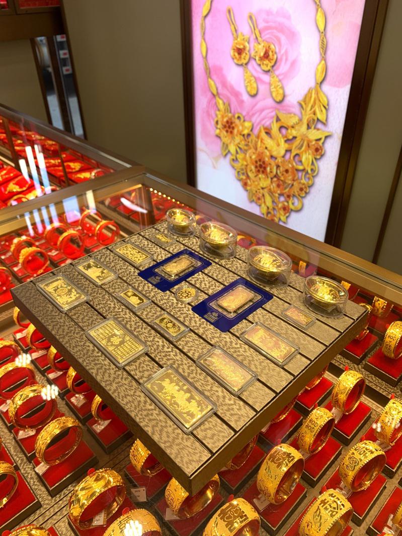 Monita王说，一些华裔老人喜欢购买金币和金元宝。（Monita王提供）