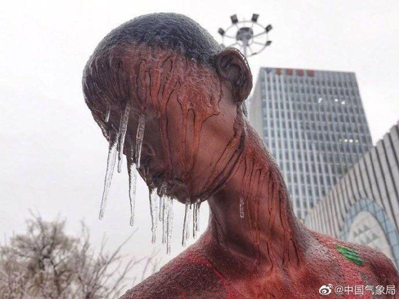 路上的雕像因嚴寒的天氣被凍出「鼻涕」和「眼淚」。（取材自微博）