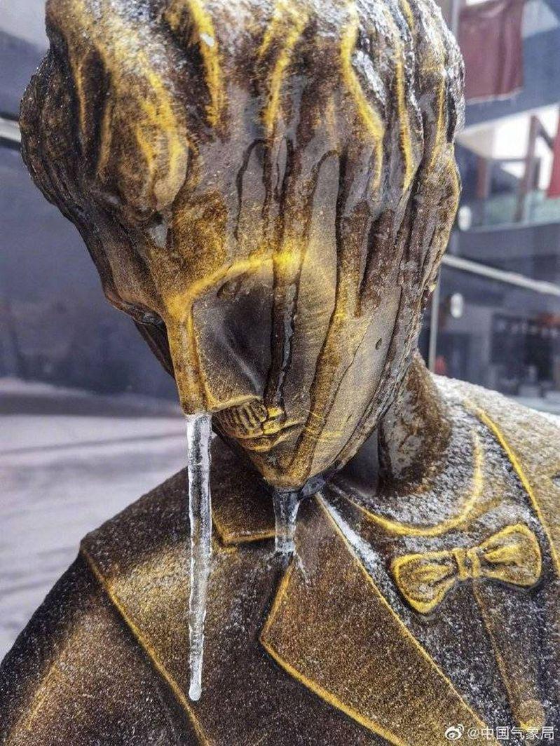 路上的雕像因嚴寒的天氣被凍出「鼻涕」和「眼淚」。（取材自微博）