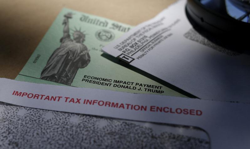 国税局(IRS)14日发出最后一批1400元纾困现金支票。 (美联社)