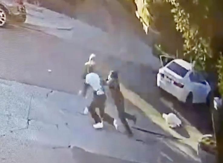 两名抢犯在僻静处突然向路人发起攻击，抢走他的劳力士手表和钱包。 （LAPD视频截图）