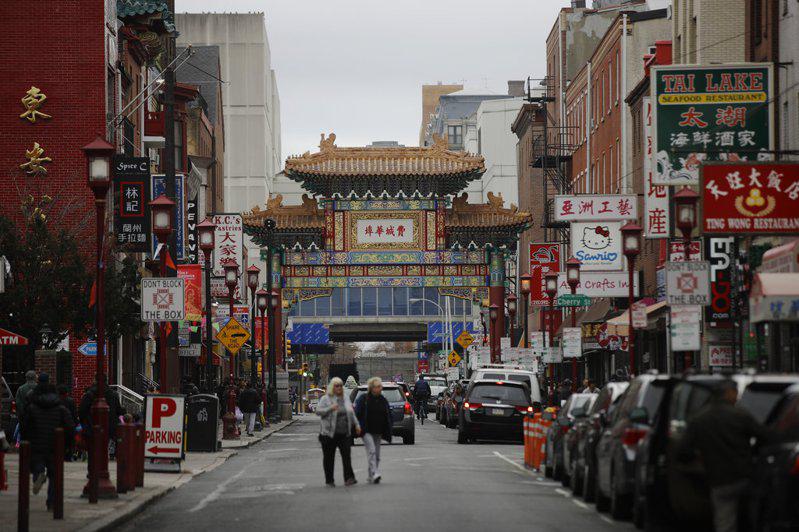 新冠肺炎疫情讓華裔成為被歧視的對象，圖為費城華埠。（美聯社）