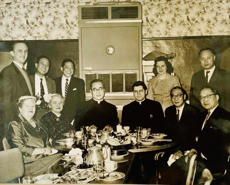于斌總主教在美國十年期間，1955年前後和中外友人相聚合照，前排右一為薛光前博士...