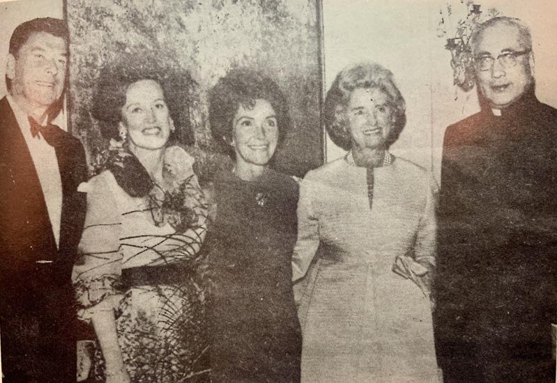 1969年升任樞機後，于斌樞機（右一）受邀出席時任加州州長雷根（左一）夫婦等名人...