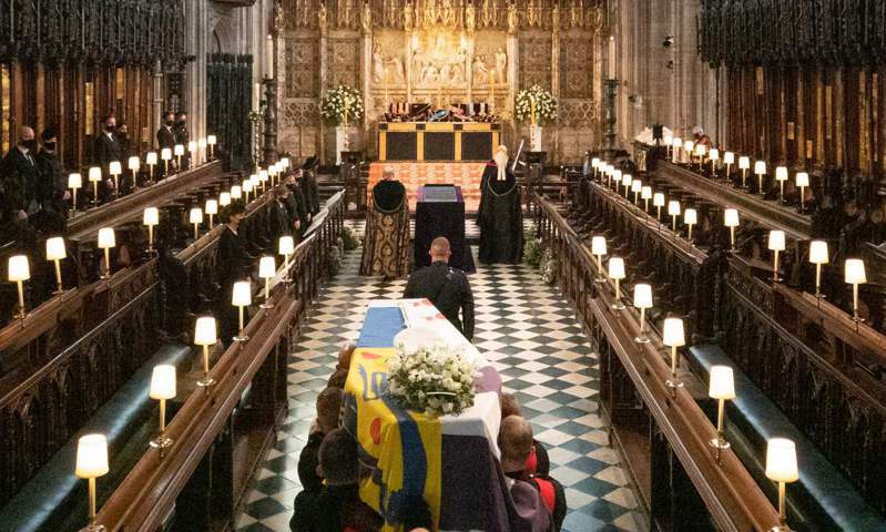 菲立普親王靈柩陳放在聖喬治禮拜堂內，由於疫情影響及在親王生前心願下，儀式簡單隆重...