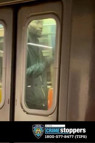 該男子在曼哈頓中城地鐵車廂內向亞裔男索要錢財，還威脅要殺了他。(市警提供)