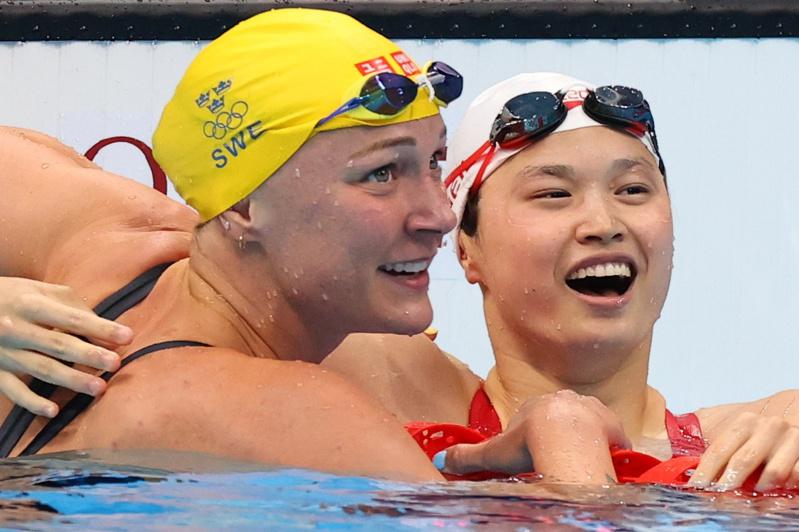 加拿大選手麥克尼爾(右)在女子100米蝶泳奪冠，她竟是中國棄嬰。(路透)