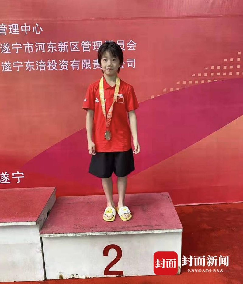 四川省青少年跳水锦标赛领奖台上的姜心语。（取材自封面新闻／受访人供图）