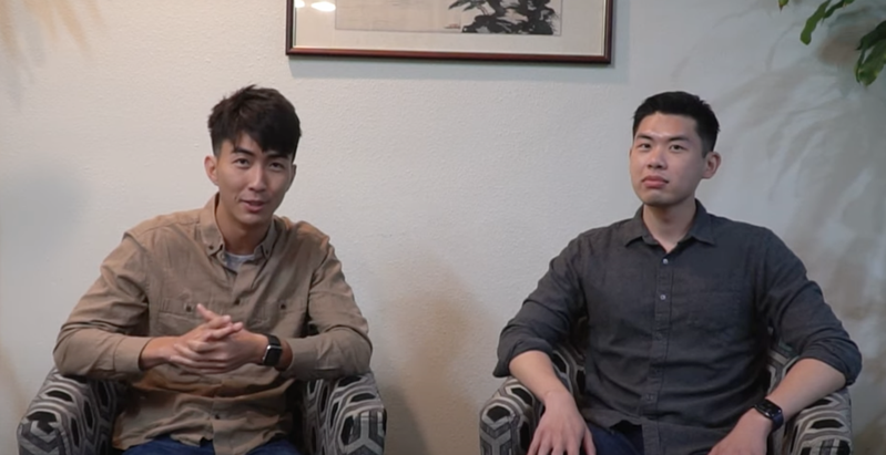 台裔高材生Ian Lee（左）及Eric Chen（右），分享他們在Youtube平台上成立「The DoDo Men （嘟嘟人）」頻道的背後故事。（記者謝雨珊／攝影）