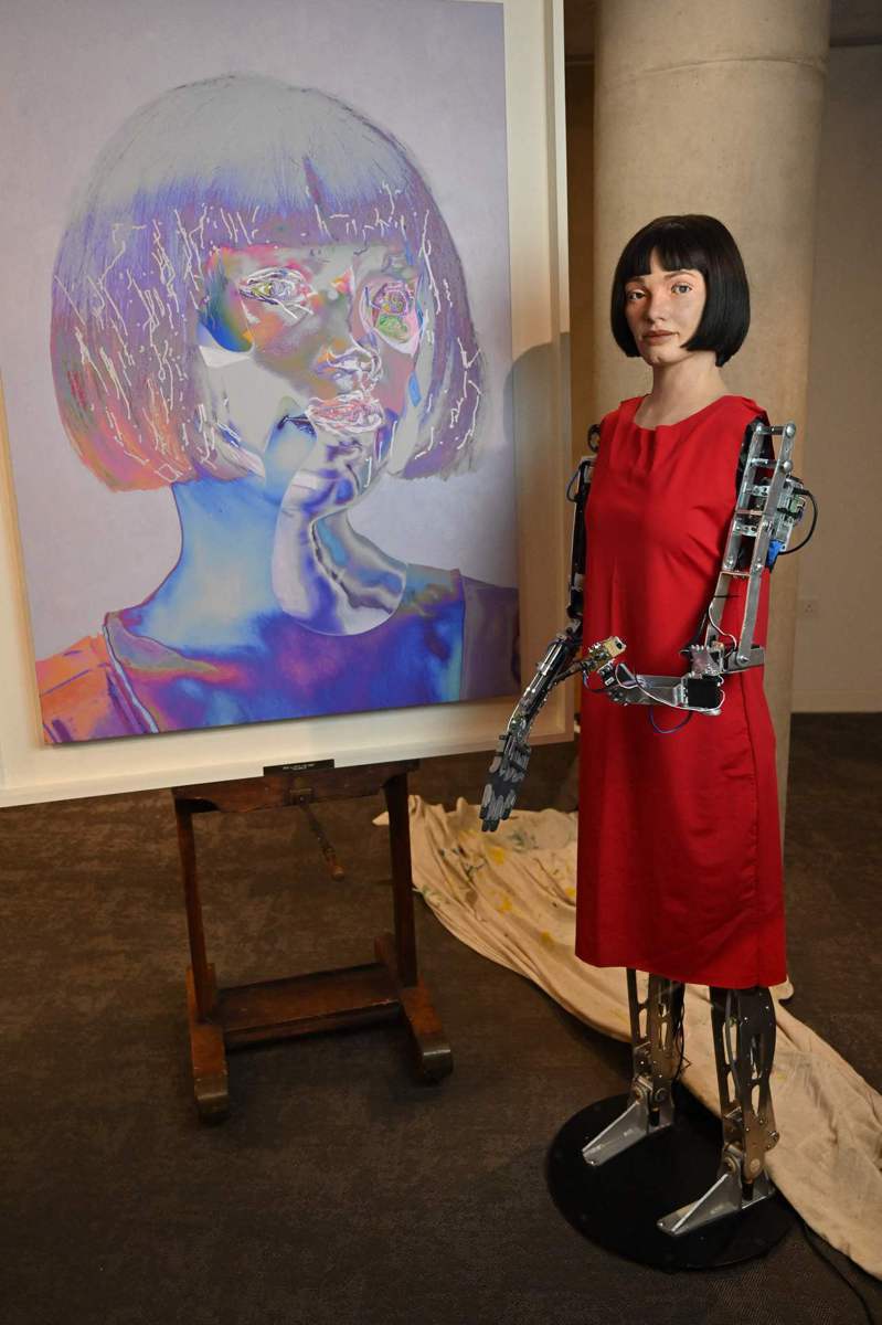 來自英國的史上首位AI人形機器人畫家艾達（Ai-Da）擁有超強繪畫能力，可透過「...
