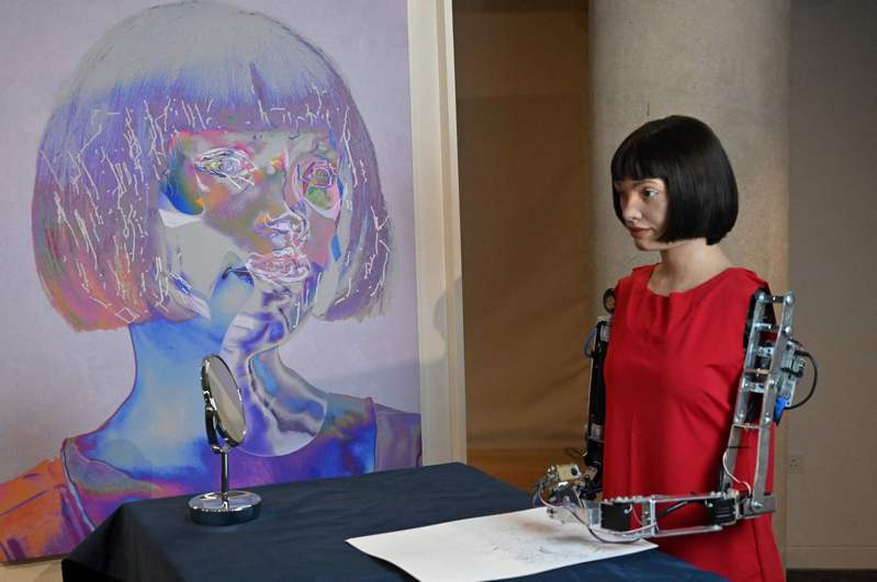 來自英國的史上首位AI人形機器人畫家艾達（Ai-Da）擁有超強繪畫能力，可透過「攝影機」眼睛和機械手創作出超逼真的肖像畫等作品。(Getty Images)