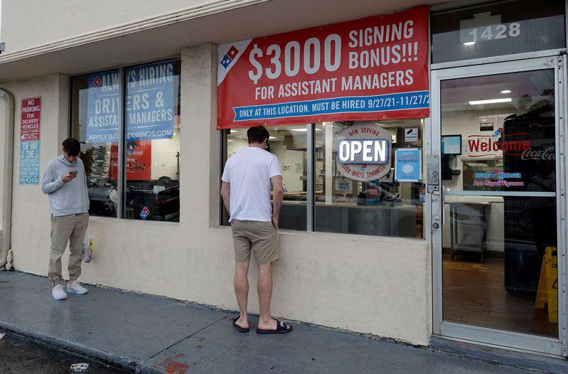 美國10月超過1億人不工作，也不求職。圖為佛州邁阿密灘一家多米諾披薩店貼出招聘告...