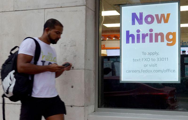 美國10月超過1億人不工作，也不求職。圖為佛州邁阿密灘一家聯邦快遞商店貼出招聘告示。(Getty Images)