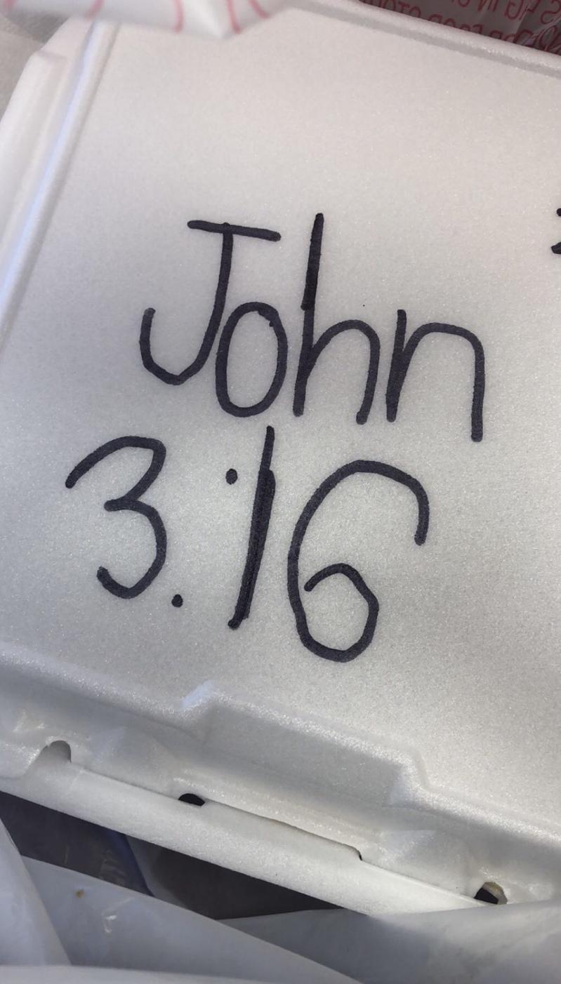 中餐厅业主在送出去的免费爱心午餐的餐盒上写着圣经经文出处，有些消费者的反应更让他...
