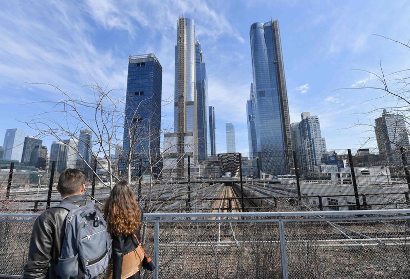 拜登政府擬將30萬元以上現金購屋須通報的規定，適用範圍由12大城擴大到全美。圖為紐約曼哈頓的高樓。(Getty Images)