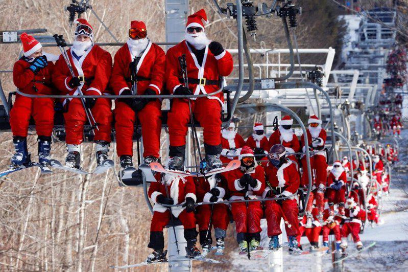 隨著疫情相對緩和，今年12月5日在美國伊利諾州舉辦了聖誕老人慈善滑雪活動。（路透...