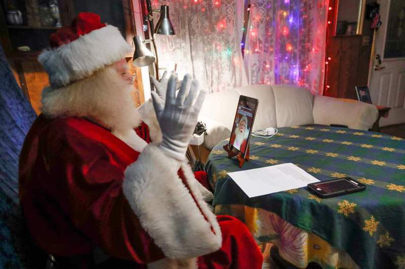 2020年聖誕節，一名直播的聖誕老人。（Getty Images）