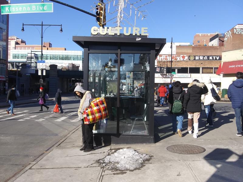 纽约市1月中气温仅有华氏19度，一华裔游民在法拉盛街头徘徊。（韩杰摄影）