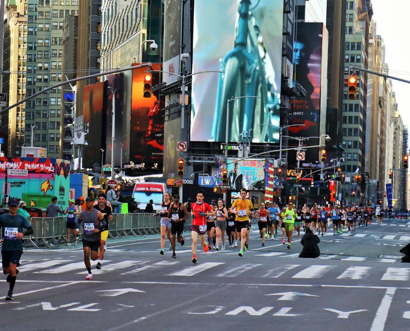 因疫情而连续两年取消的纽约市半程马拉松20日盛大回归。（岚山跑团提供）