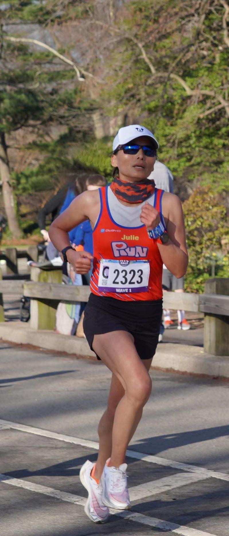 华人跑者钱晓红获得50到54岁年龄组第三名。（岚山跑团提供）