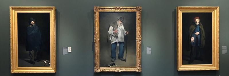 畫家馬奈的「哲學家系列」作品：〈穿粗呢大衣的乞丐〉、〈牡蠣乞丐〉與〈拾荒者〉。（滋恩．攝影）