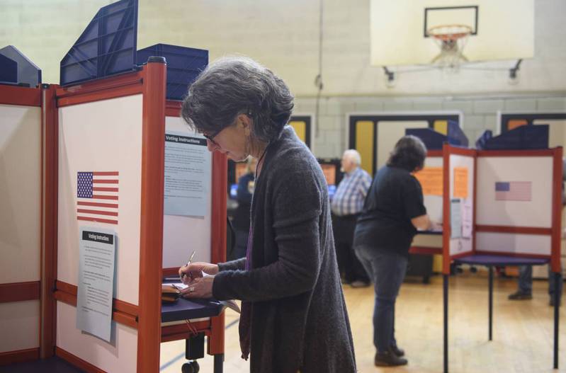 �D�檫x民在投票站圈�x候�x人。(Getty Images)
