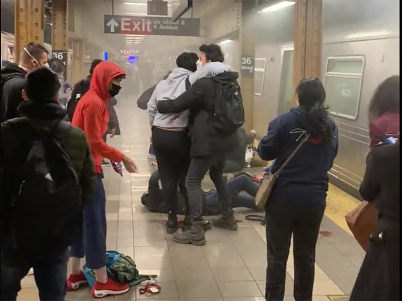 After the Brooklyn subway shooting on April 12, the scene was chaotic, and Ye Zhuoxuan, who had been shot twice in the body, collapsed to the ground.  (Good...