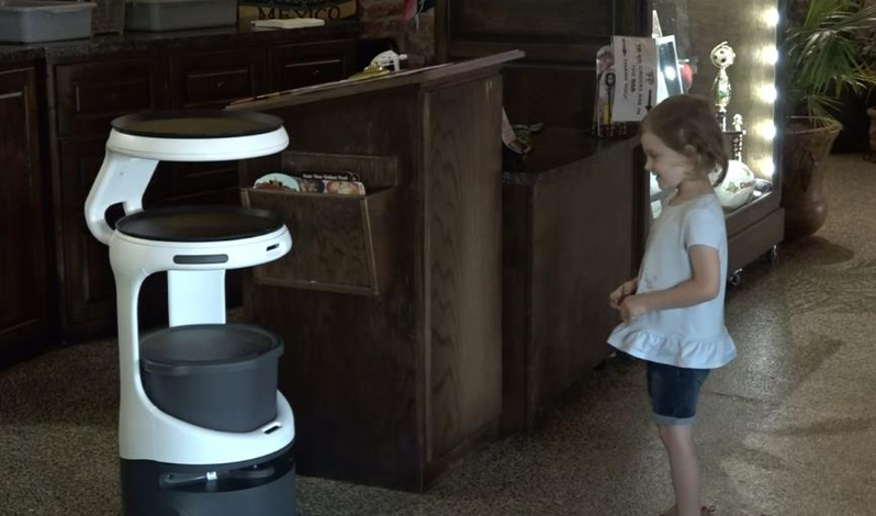 连锁餐厅辣椒树在德州泰勒市分店启用机器人带位点餐。 (CBS19电视台)