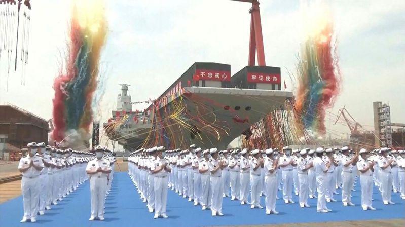 中国第三艘航空母舰昨正式下水，并命名为「福建舰」。图为下水命名仪式现场。（Getty Images）