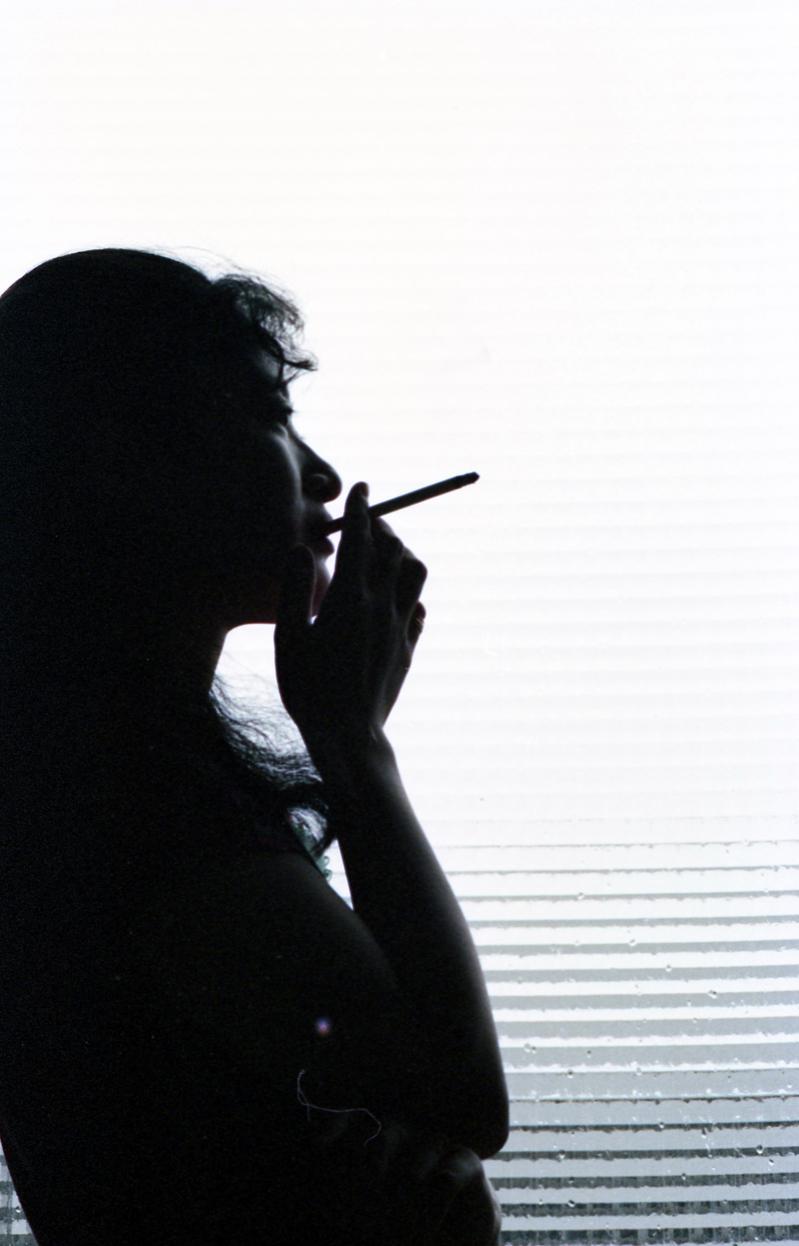 女性嗜菸酒以及作息日夜顛倒容易不孕。（本報資料照片）