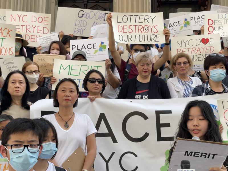 Place NYC共同���k人朱雅婷日前�M�示威，反�Τ榛`政策。(本��n案照)