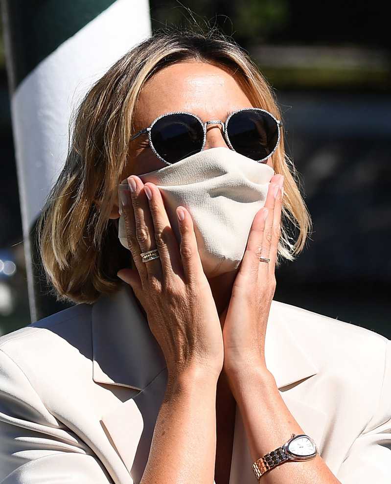 义大利演员安娜‧佛格丽塔的口罩都有搭配服装色系。(欧新社)