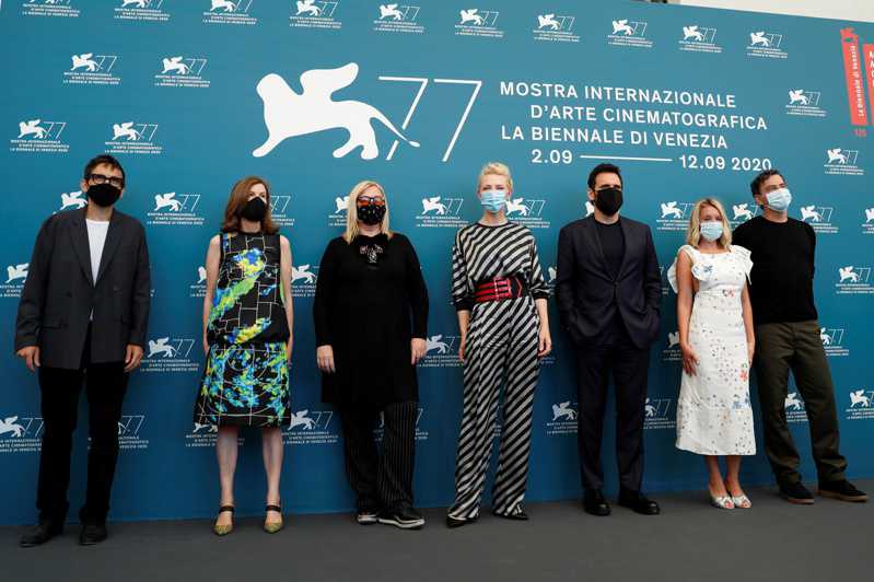 今年威尼斯影展评审团员全部戴口罩给媒体拍照。(路透)