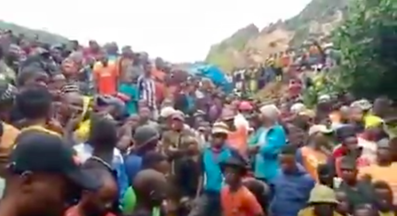 數百人聚集在礦井入口附近的山坡上哭嚎。(截自推特)