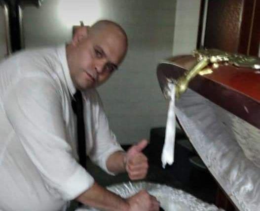 一名殡葬工作人员偷偷与球王棺材合影，并发到网上，引发全阿根廷人愤怒。 （取材自推特...