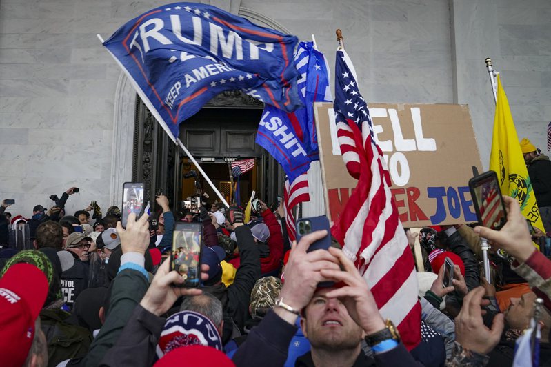 川普支持者6日在华府国会大厦前聚集。 美联社