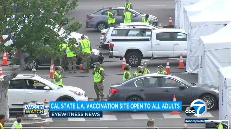 洛杉矶加州州立大学的疫苗接种地点8日一早大量民众涌至。 （电视截图）