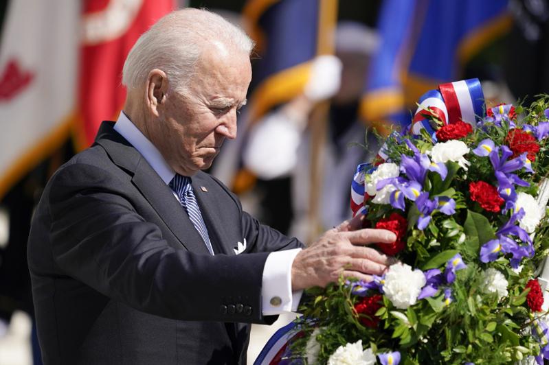 ݵǿy31׶ԽyօӇռoYKڰ`DҹĹI~Qǡ`꡹ֵàȡKδˠDݵǿyoʿ֮ĹI()Biden Memorial DayPresident Joe Biden adjusts a the wreath at the Tomb of the Unknown Soldier at Arlington National Cemetery on Memorial Day, Monday, May 31, 2021, in Arlington, Va.(AP Photo/Alex Brandon)