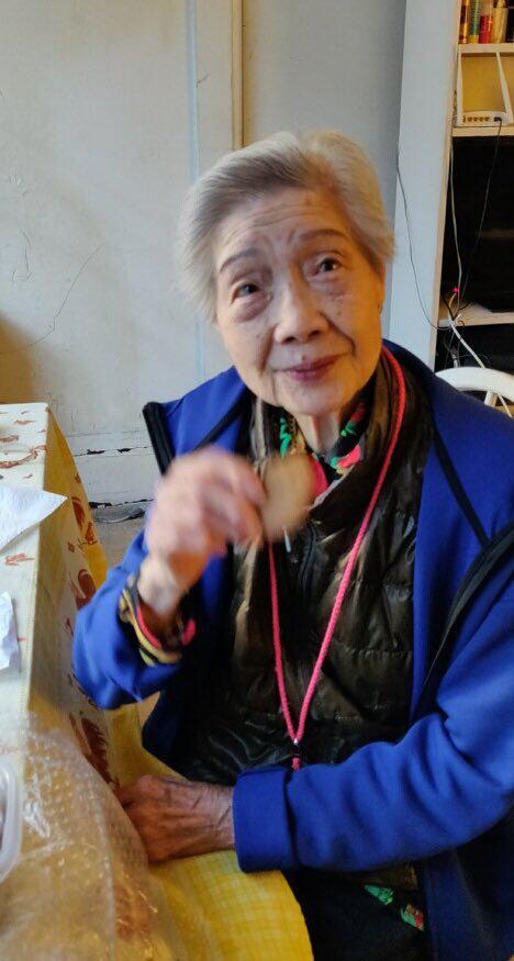 受傷之前94歲華裔婆婆的生活照片。（CYC提供）