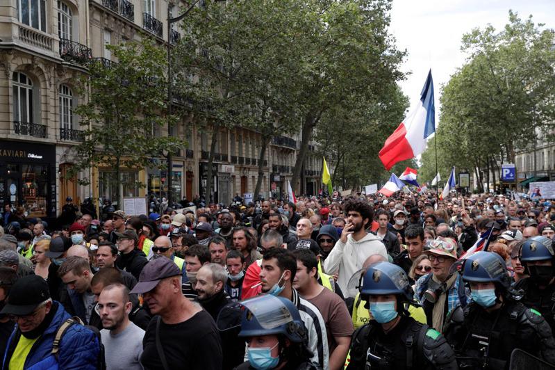 法國民眾7日湧進巴黎街頭參加示威，反對政府的疫苗護照措施。（Getty Images）