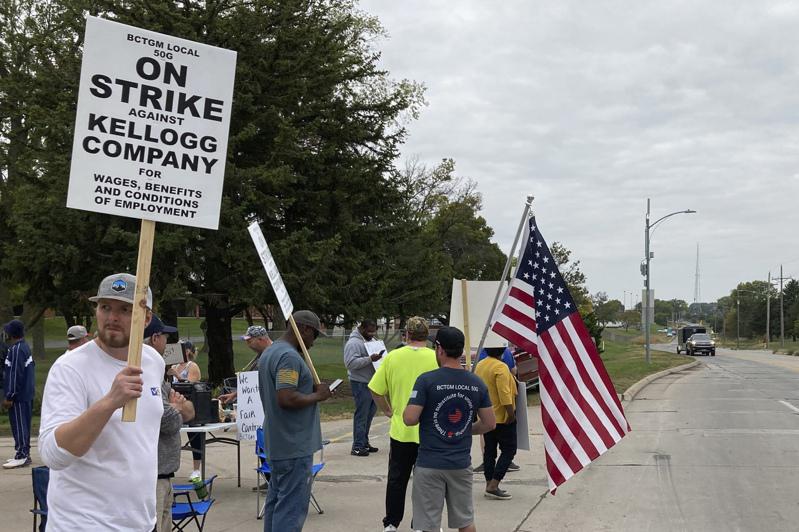 內不拉斯加州歐瑪哈市的穀片大廠「家樂氏」公司員工6日展開罷工抗議。(美聯社)