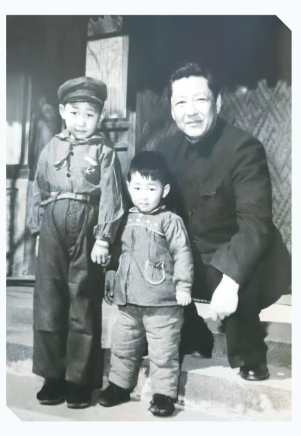 习仲勋与习近平（左）、习近平的弟弟习远平（中）摄于1958年。（取材自学习时报）