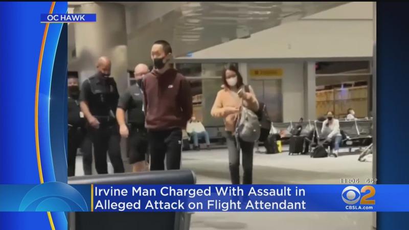 一名20歲男子布萊恩‧許(Brian Hsu，音譯)搭乘美國航空的途中因無端毆打一名女性空服員，1日被司法部指控干預及騷擾機組人員，恐面臨20年的刑事責任。（CBS截圖）