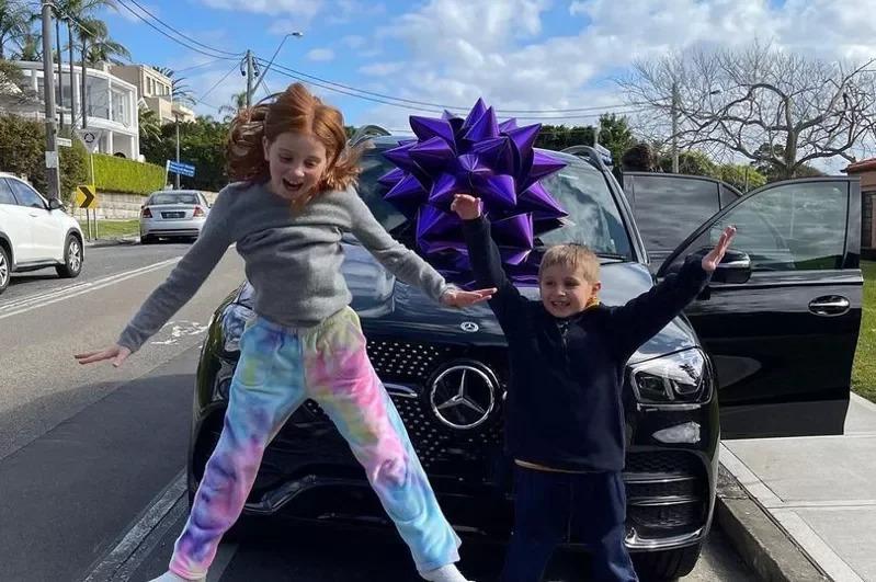 蘿克西為了獎勵皮絲，送了一輛價值27萬美元的賓士車給她。取材自Instagram