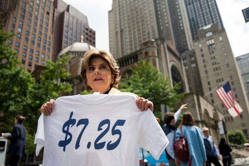 從2009年以來，聯邦最低薪資一直維持在每小時7.25元，圖為紐約一名律師舉T恤抗議。(Getty Images)